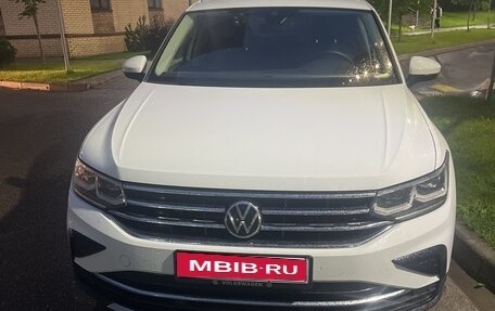 Volkswagen Tiguan II, 2021 год, 3 600 000 рублей, 1 фотография