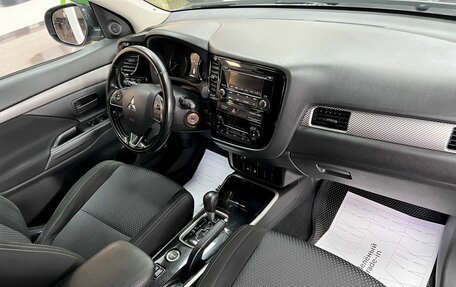 Mitsubishi Outlander III рестайлинг 3, 2017 год, 1 825 000 рублей, 13 фотография