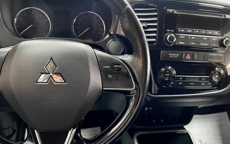 Mitsubishi Outlander III рестайлинг 3, 2017 год, 1 825 000 рублей, 16 фотография