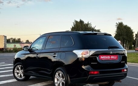 Mitsubishi Outlander III рестайлинг 3, 2013 год, 1 899 000 рублей, 4 фотография