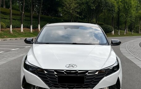 Hyundai Elantra, 2022 год, 1 350 000 рублей, 2 фотография