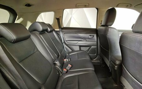 Mitsubishi Outlander III рестайлинг 3, 2015 год, 1 555 000 рублей, 16 фотография