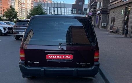 Chrysler Voyager II, 1995 год, 450 000 рублей, 3 фотография