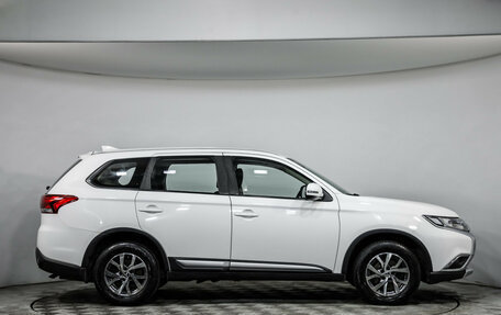 Mitsubishi Outlander III рестайлинг 3, 2017 год, 1 799 000 рублей, 4 фотография