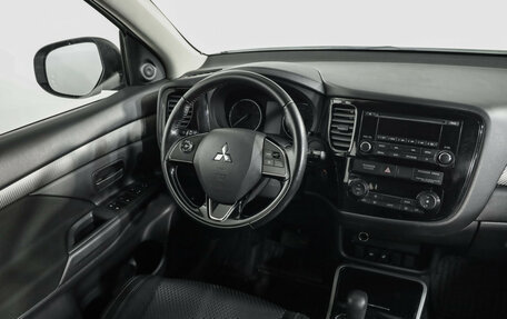 Mitsubishi Outlander III рестайлинг 3, 2017 год, 1 799 000 рублей, 9 фотография