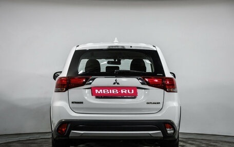 Mitsubishi Outlander III рестайлинг 3, 2017 год, 1 799 000 рублей, 6 фотография