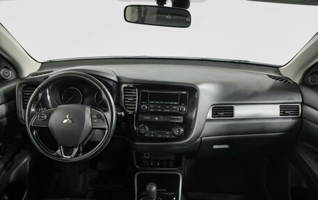 Mitsubishi Outlander III рестайлинг 3, 2017 год, 1 799 000 рублей, 10 фотография