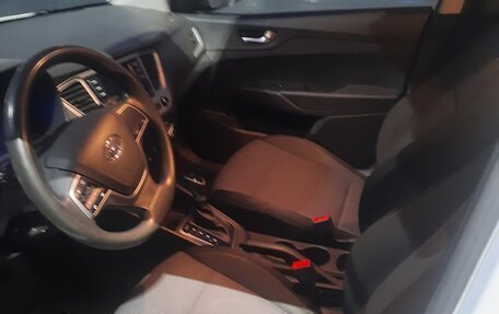 Hyundai Solaris II рестайлинг, 2021 год, 1 200 000 рублей, 8 фотография