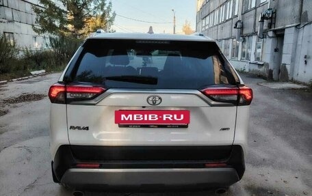 Toyota RAV4, 2021 год, 3 600 000 рублей, 4 фотография