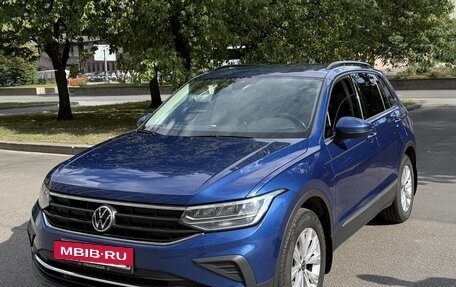Volkswagen Tiguan II, 2021 год, 2 550 000 рублей, 2 фотография