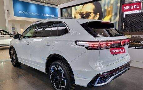 Volkswagen Tiguan, 2024 год, 4 490 000 рублей, 6 фотография