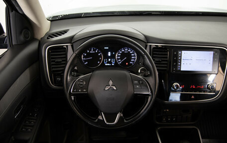 Mitsubishi Outlander III рестайлинг 3, 2020 год, 1 949 000 рублей, 10 фотография