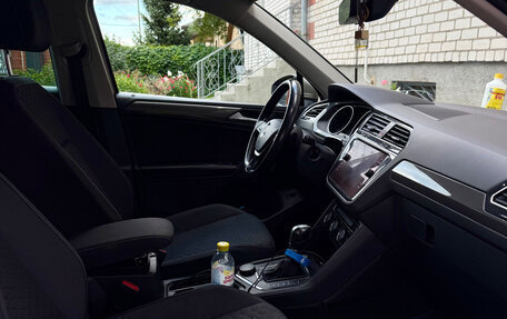 Volkswagen Tiguan II, 2018 год, 2 400 000 рублей, 2 фотография