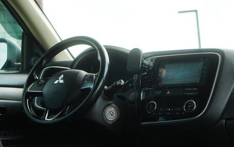 Mitsubishi Outlander III рестайлинг 3, 2015 год, 1 300 000 рублей, 6 фотография