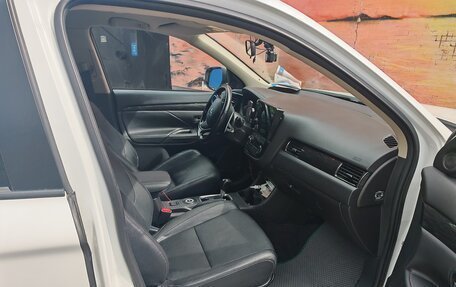 Mitsubishi Outlander III рестайлинг 3, 2015 год, 1 700 000 рублей, 8 фотография