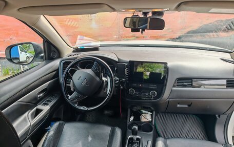 Mitsubishi Outlander III рестайлинг 3, 2015 год, 1 700 000 рублей, 7 фотография