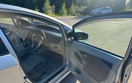 Toyota Prius, 2011 год, 1 090 000 рублей, 10 фотография
