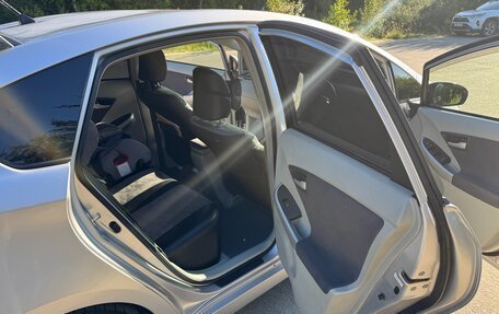 Toyota Prius, 2011 год, 1 090 000 рублей, 14 фотография