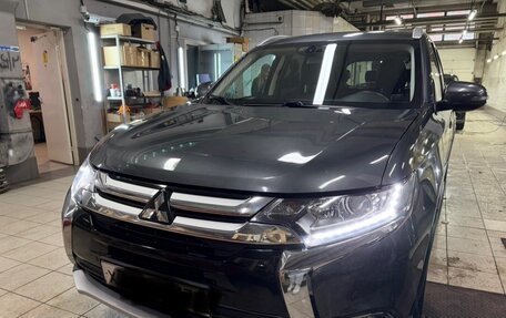 Mitsubishi Outlander III рестайлинг 3, 2017 год, 2 000 050 рублей, 2 фотография