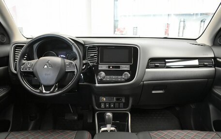 Mitsubishi Outlander III рестайлинг 3, 2019 год, 2 299 000 рублей, 9 фотография