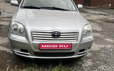 Toyota Avensis III рестайлинг, 2004 год, 630 000 рублей, 1 фотография