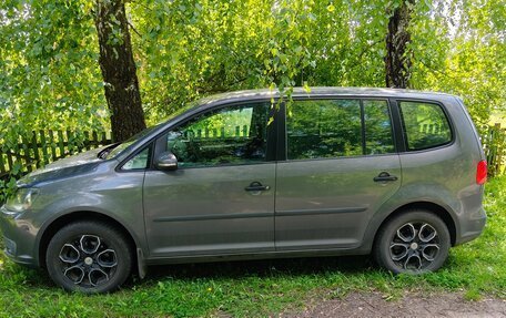 Volkswagen Touran III, 2010 год, 790 000 рублей, 2 фотография
