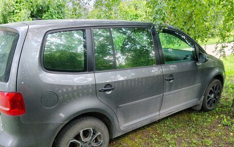 Volkswagen Touran III, 2010 год, 790 000 рублей, 3 фотография