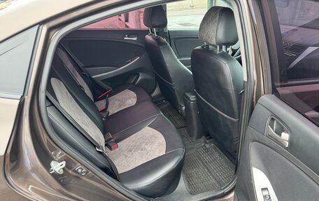 Hyundai Solaris II рестайлинг, 2015 год, 1 000 000 рублей, 27 фотография