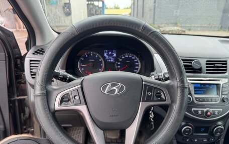 Hyundai Solaris II рестайлинг, 2015 год, 1 000 000 рублей, 21 фотография