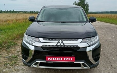 Mitsubishi Outlander III рестайлинг 3, 2021 год, 2 500 000 рублей, 1 фотография