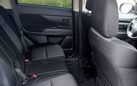 Mitsubishi Outlander III рестайлинг 3, 2021 год, 2 500 000 рублей, 7 фотография