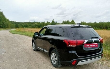 Mitsubishi Outlander III рестайлинг 3, 2021 год, 2 500 000 рублей, 8 фотография