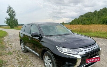 Mitsubishi Outlander III рестайлинг 3, 2021 год, 2 500 000 рублей, 12 фотография