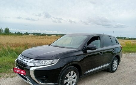 Mitsubishi Outlander III рестайлинг 3, 2021 год, 2 500 000 рублей, 9 фотография