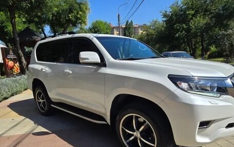 Toyota Land Cruiser Prado 150 рестайлинг 2, 2018 год, 4 400 000 рублей, 1 фотография
