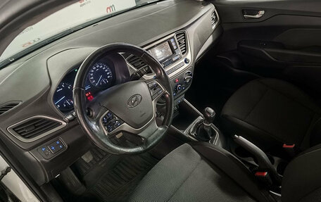 Hyundai Solaris II рестайлинг, 2017 год, 899 000 рублей, 10 фотография