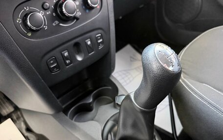 Renault Logan II, 2018 год, 869 000 рублей, 16 фотография