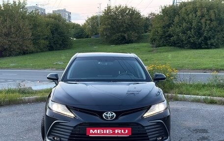 Toyota Camry, 2021 год, 3 200 000 рублей, 2 фотография