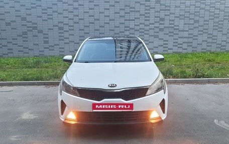 KIA Rio IV, 2021 год, 990 000 рублей, 2 фотография