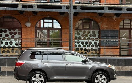 Toyota Highlander III, 2011 год, 2 000 000 рублей, 2 фотография