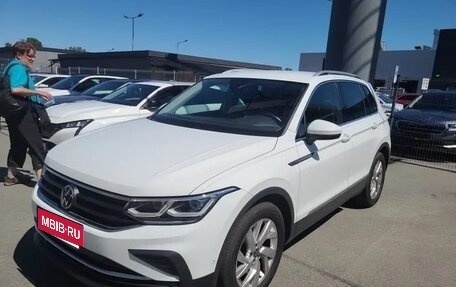 Volkswagen Tiguan II, 2022 год, 2 382 000 рублей, 1 фотография