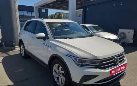 Volkswagen Tiguan II, 2022 год, 2 382 000 рублей, 3 фотография