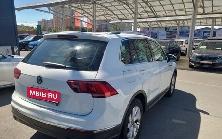 Volkswagen Tiguan II, 2022 год, 2 382 000 рублей, 2 фотография