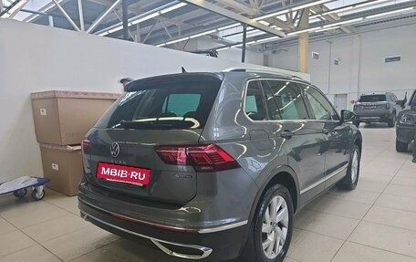 Volkswagen Tiguan II, 2021 год, 3 349 000 рублей, 2 фотография