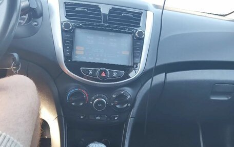 Hyundai Solaris II рестайлинг, 2015 год, 980 000 рублей, 9 фотография