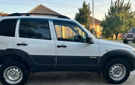 Chevrolet Niva I рестайлинг, 2017 год, 760 000 рублей, 3 фотография