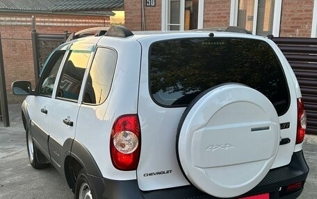 Chevrolet Niva I рестайлинг, 2017 год, 760 000 рублей, 2 фотография