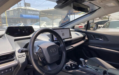 Toyota Prius IV XW50, 2024 год, 3 150 000 рублей, 8 фотография