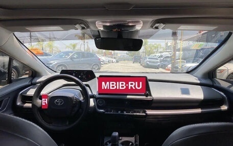 Toyota Prius IV XW50, 2024 год, 3 150 000 рублей, 12 фотография