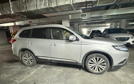 Mitsubishi Outlander III рестайлинг 3, 2019 год, 2 230 000 рублей, 3 фотография